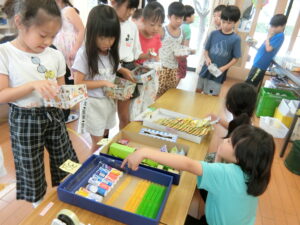 子供たちが学童で放課後を楽しんでいる様子