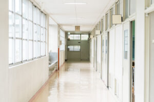 学童が併設された校舎の内観