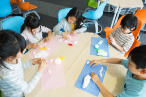 子どもたちが学童もしくは療育施設で粘土で遊んでいる様子