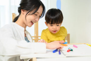 児童発達支援で職員が児童に療育を行なっている様子