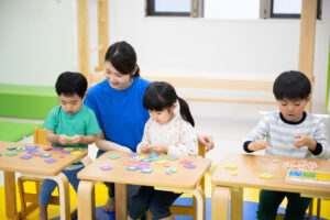 児童発達支援で職員が子どもたちにあそびを提供している様子