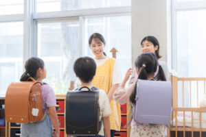 放課後等デイサービスや学童で職員と児童が会話している様子