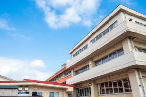 学童が併設された校舎の外観