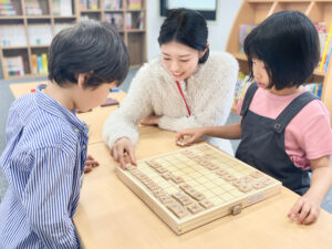 学童指導員・放課後児童支援員が子供たちに放課後のあそびを支援している様子