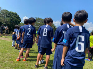 株式会社KANOASが運営する放課後等デイサービス「カノアスFC」の子どもたちがサッカーをしている様子