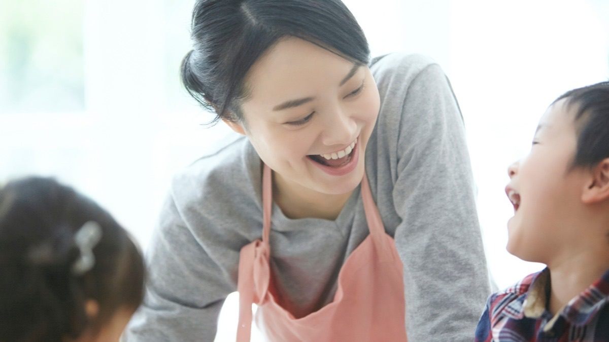 職員が子供たちと接する様子