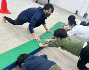 まいるーむ放課後こども教室チャレンジにおける療育の様子