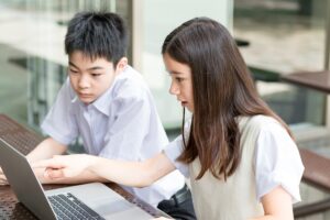 ＰｒｏｇｒａｍｍｉｎｇＤａｙで児童がPCに触れている様子