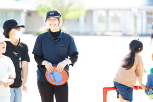 株式会社テノ.コーポレーションが運営する「感田学童クラブ」での学童指導員の様子