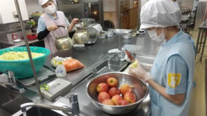 学校法人三幸学園が運営するぽけっとランドの調理現場の様子