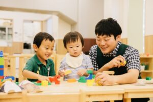 東急キッズベースキャンプが運営するKBCほいくえんの保育士の様子