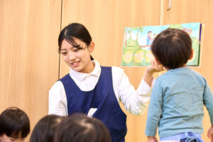 名鉄スマイルプラスの運営するぽっぽ園の保育士の様子