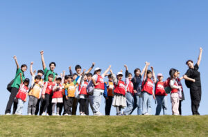 株式会社東急キッズベースキャンプで働く職員と利用する子どもの写真