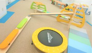 放課後等デイサービス「ハッピートライアングル」の室内療育器具